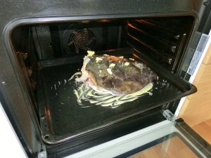 Hubbeltopf Der Kopf vom Heilbutt auf dem Backblech
