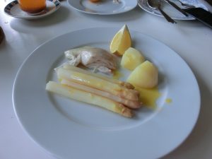 HubbeltopfHochseeangel Heillbuttkopf mit Spargel